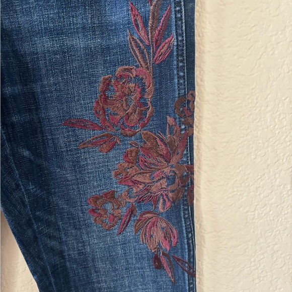 WHBM High-Rise Everyday Soft Denim™ Embroidered Straight Jeans Size 6 - Picture 6 of 13